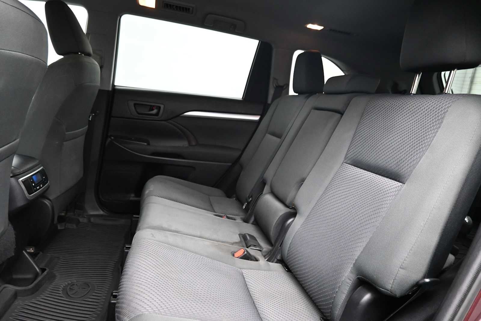 Used 2019 Toyota Highlander LE AWD/4WD image 12