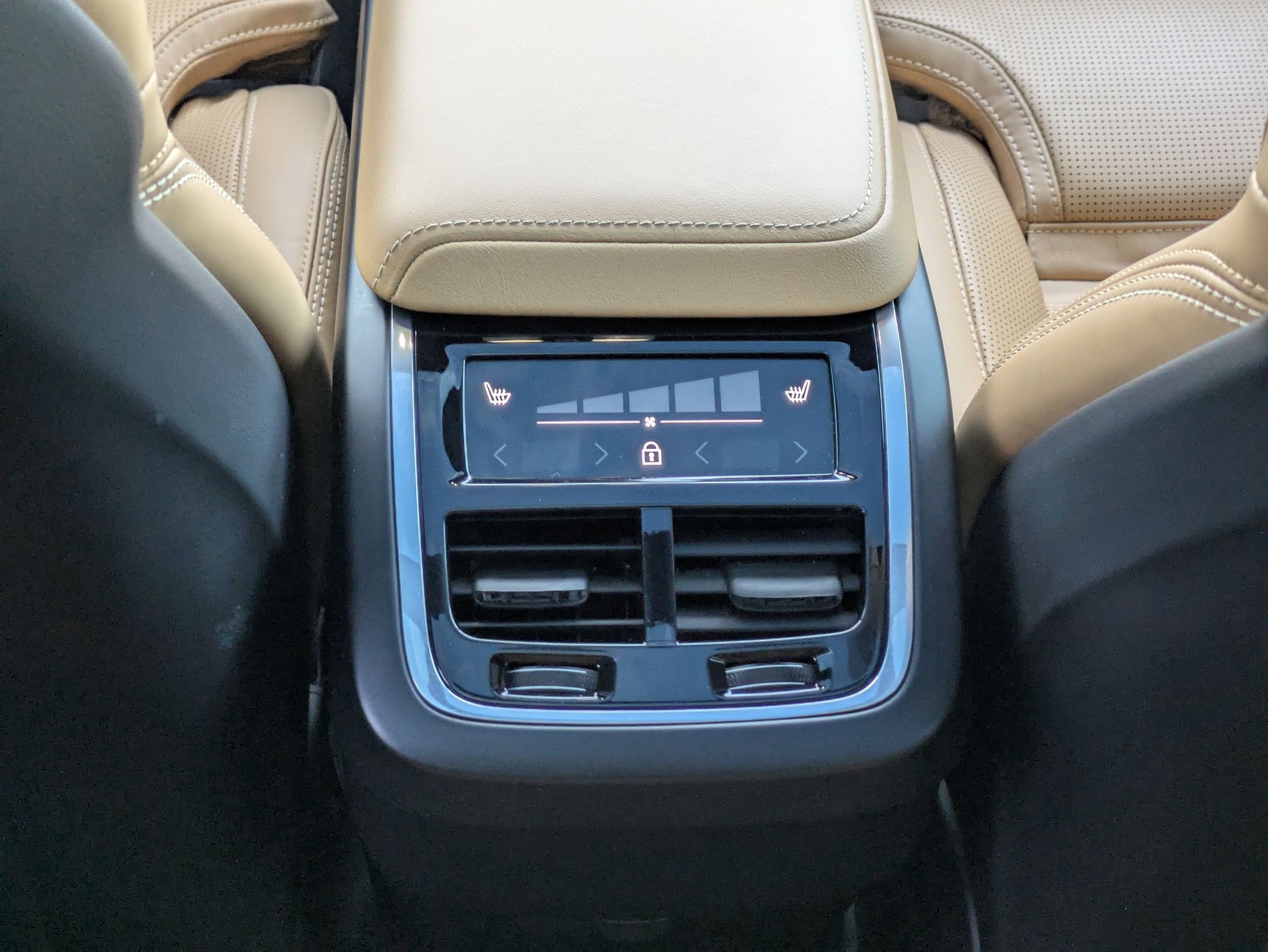 Certified 2023 Volvo XC60 B6 Ultimate w/ Protection Package Premier image 28