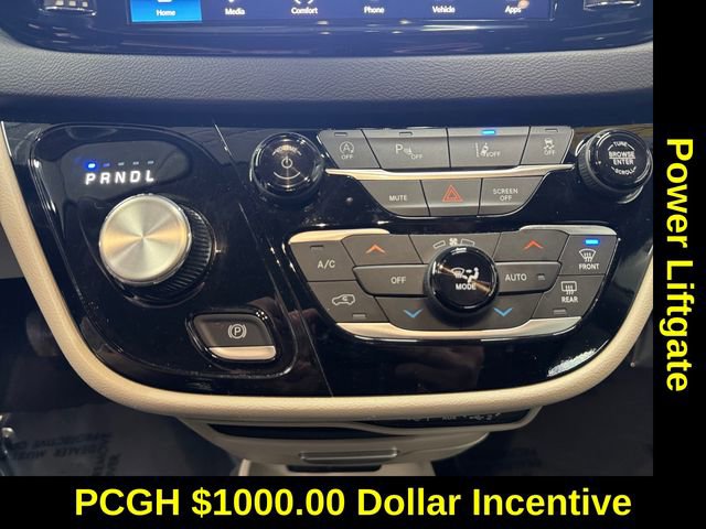 Used 2024 Chrysler Pacifica Touring-L image 3