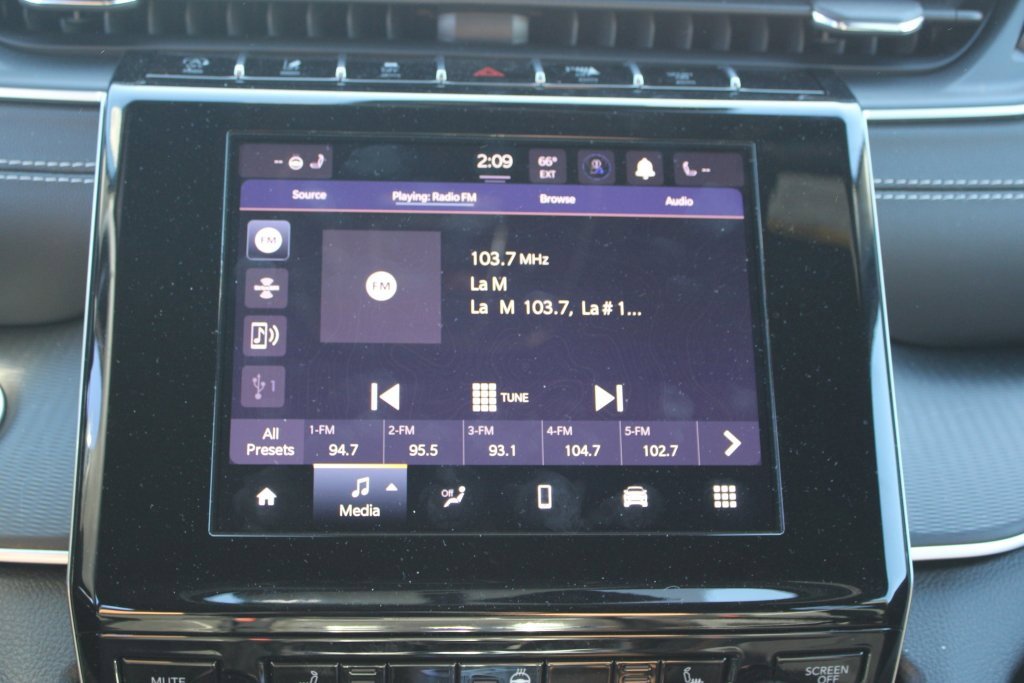 Used 2025 Jeep Grand Cherokee Laredo w/ Luxury Tech Group I image 18