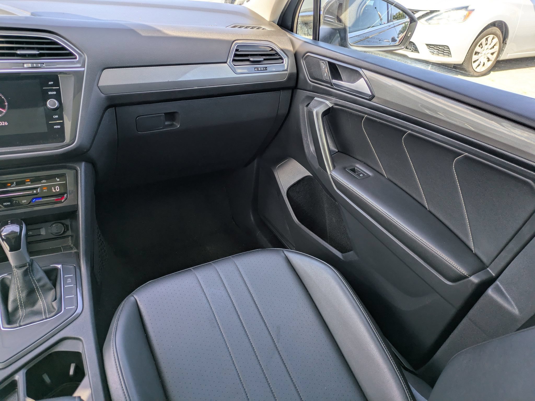 Used 2024 Volkswagen Tiguan SE w/ Panoramic Sunroof Package FWD image 17