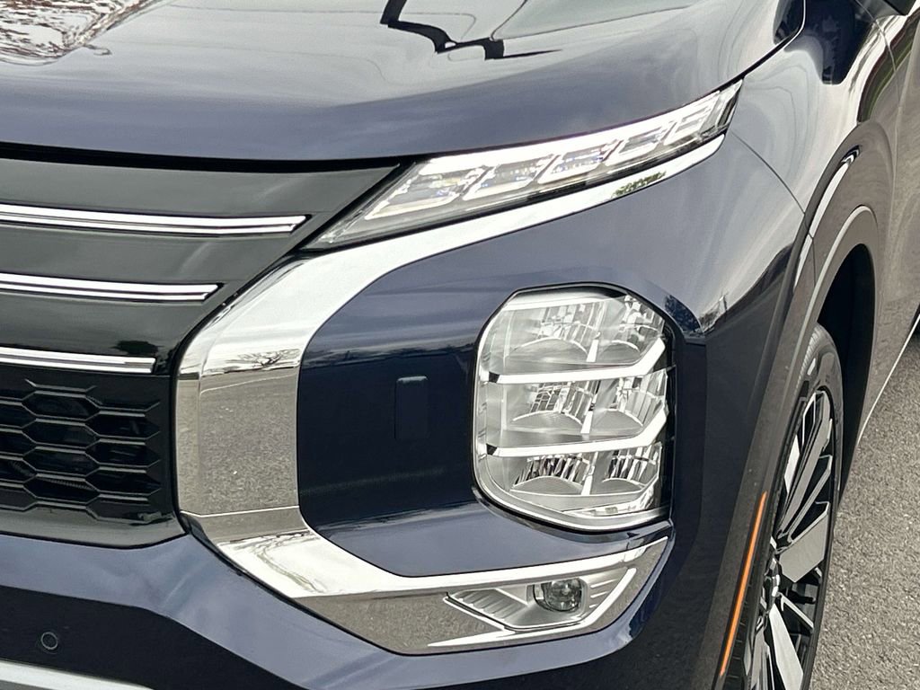 Used 2025 Mitsubishi Outlander SE image 11