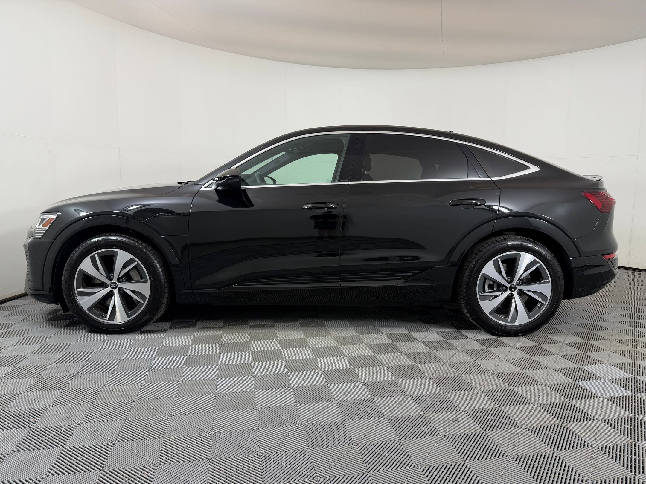 Used 2024 Audi Q8 e-tron Premium Plus w/ Premium Plus Package image 2