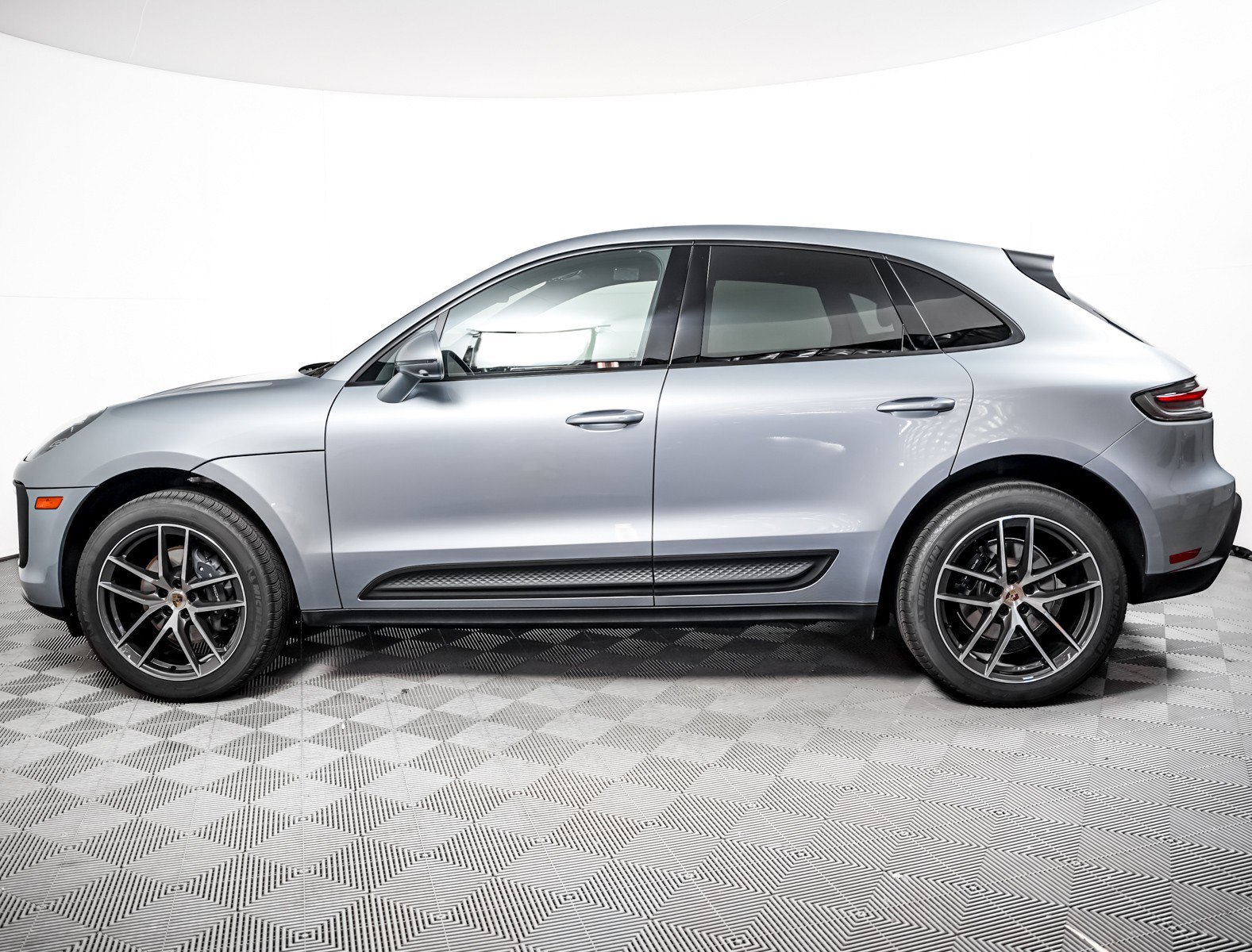 Certified 2026 Porsche Macan AWD/4WD image 2