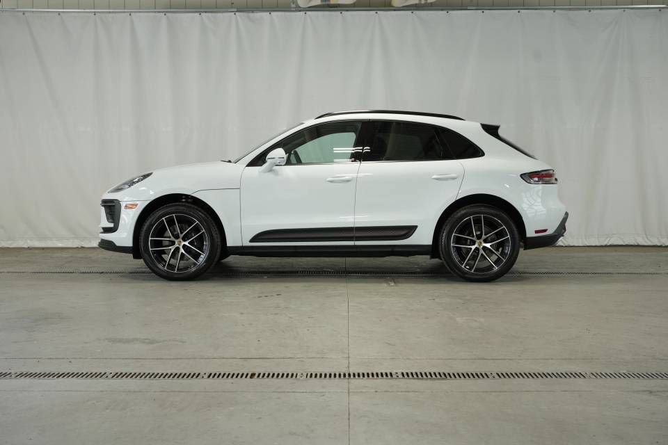 Certified 2025 Porsche Macan AWD/4WD image 2