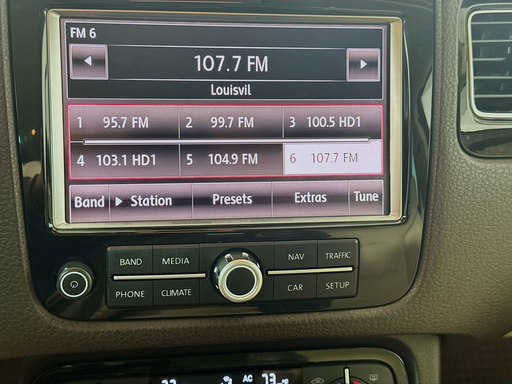 Used 2011 Volkswagen Touareg Sport image 15