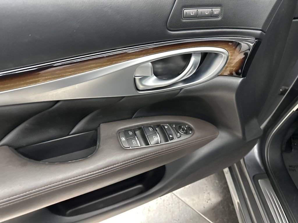 Used 2016 INFINITI Q70 3.7 w/ Deluxe Touring Package RWD image 10
