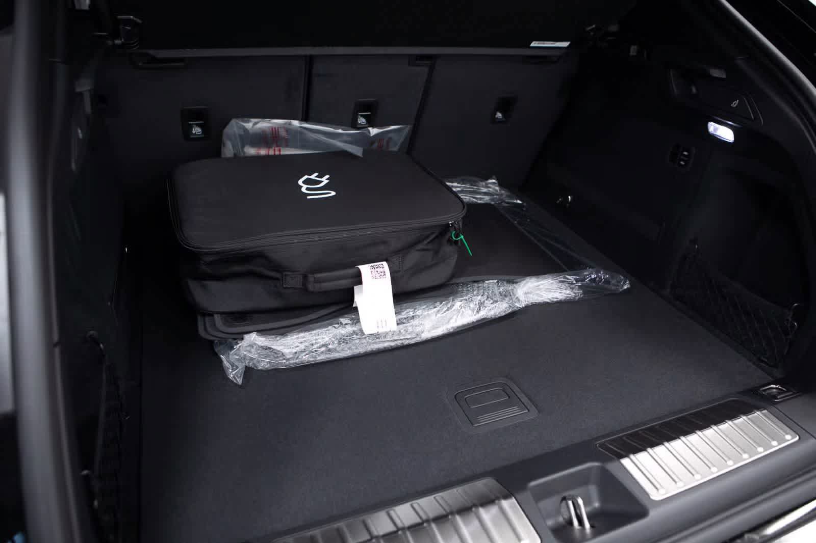Certified 2025 Porsche Macan 4 Electric AWD/4WD image 37