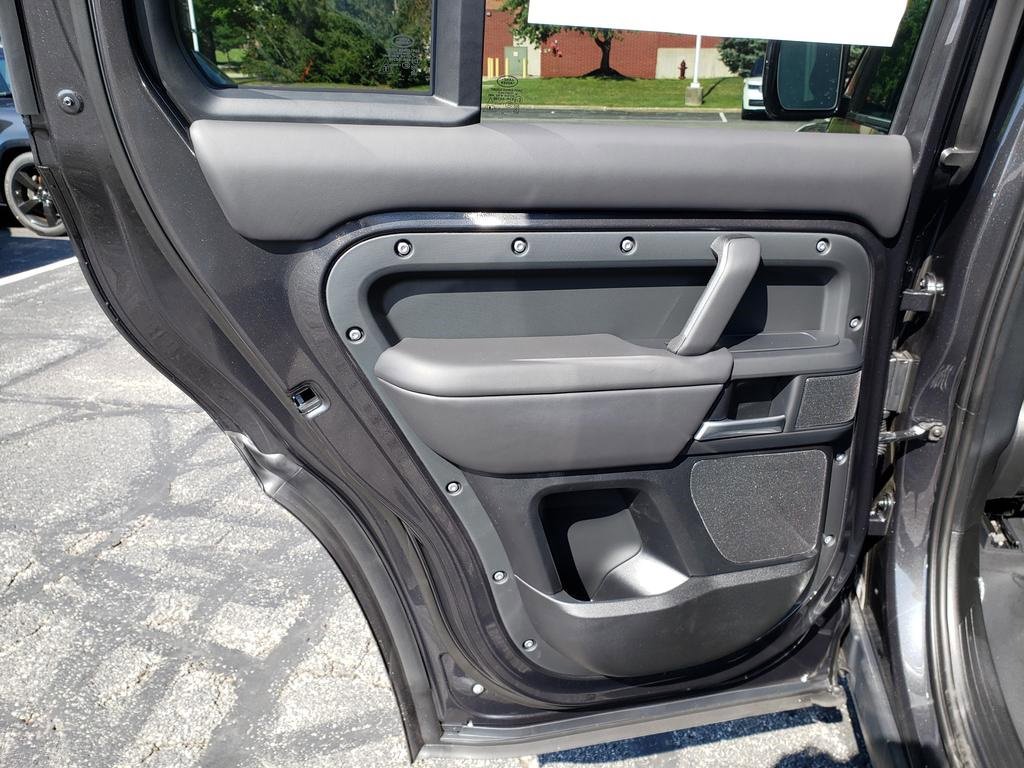 New 2025 Land Rover Defender 130 X-Dynamic SE image 11