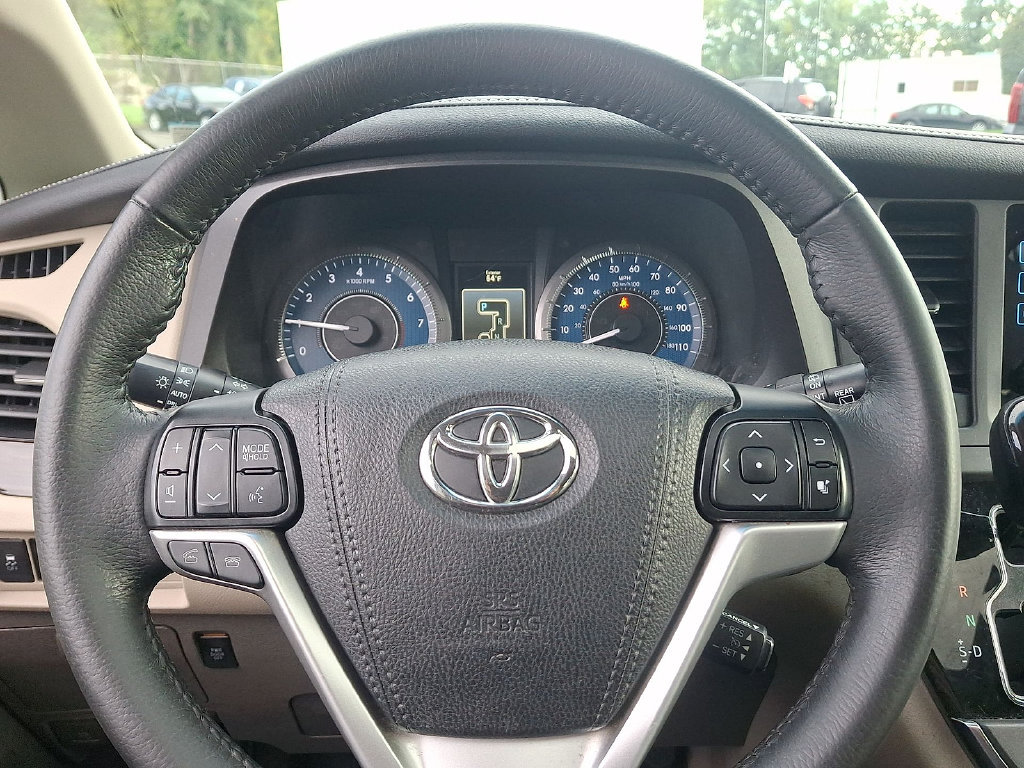 Used 2017 Toyota Sienna XLE w/ XLE Navigation Package FWD image 21
