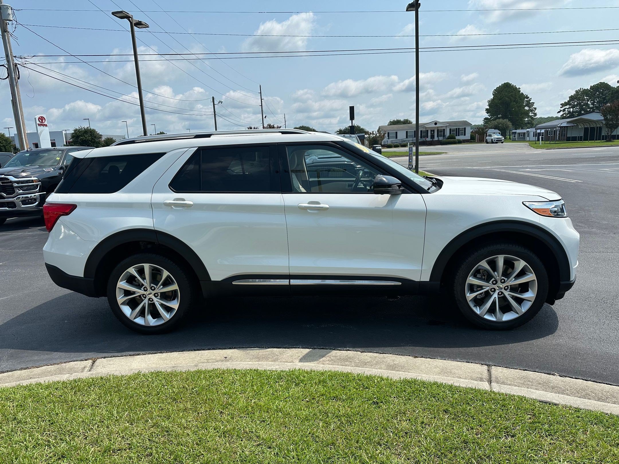 Used 2023 Ford Explorer Platinum AWD/4WD image 4