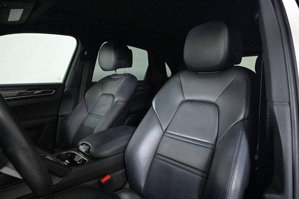 Certified 2023 Porsche Cayenne AWD/4WD image 5