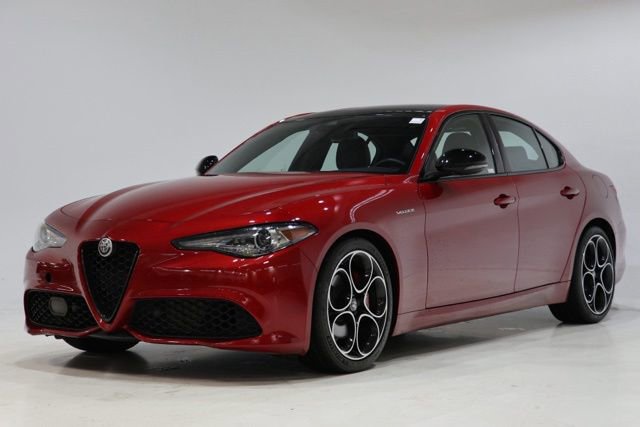 Used 2023 Alfa Romeo Giulia Veloce RWD image 3