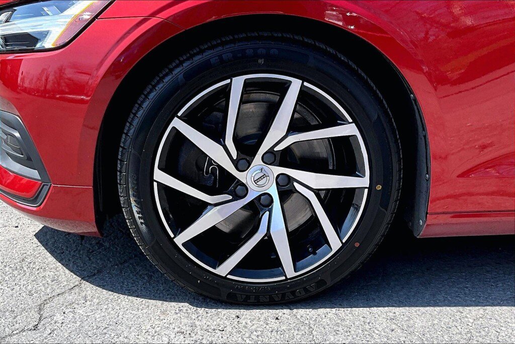 Used 2019 Volvo S60 T6 Momentum image 17