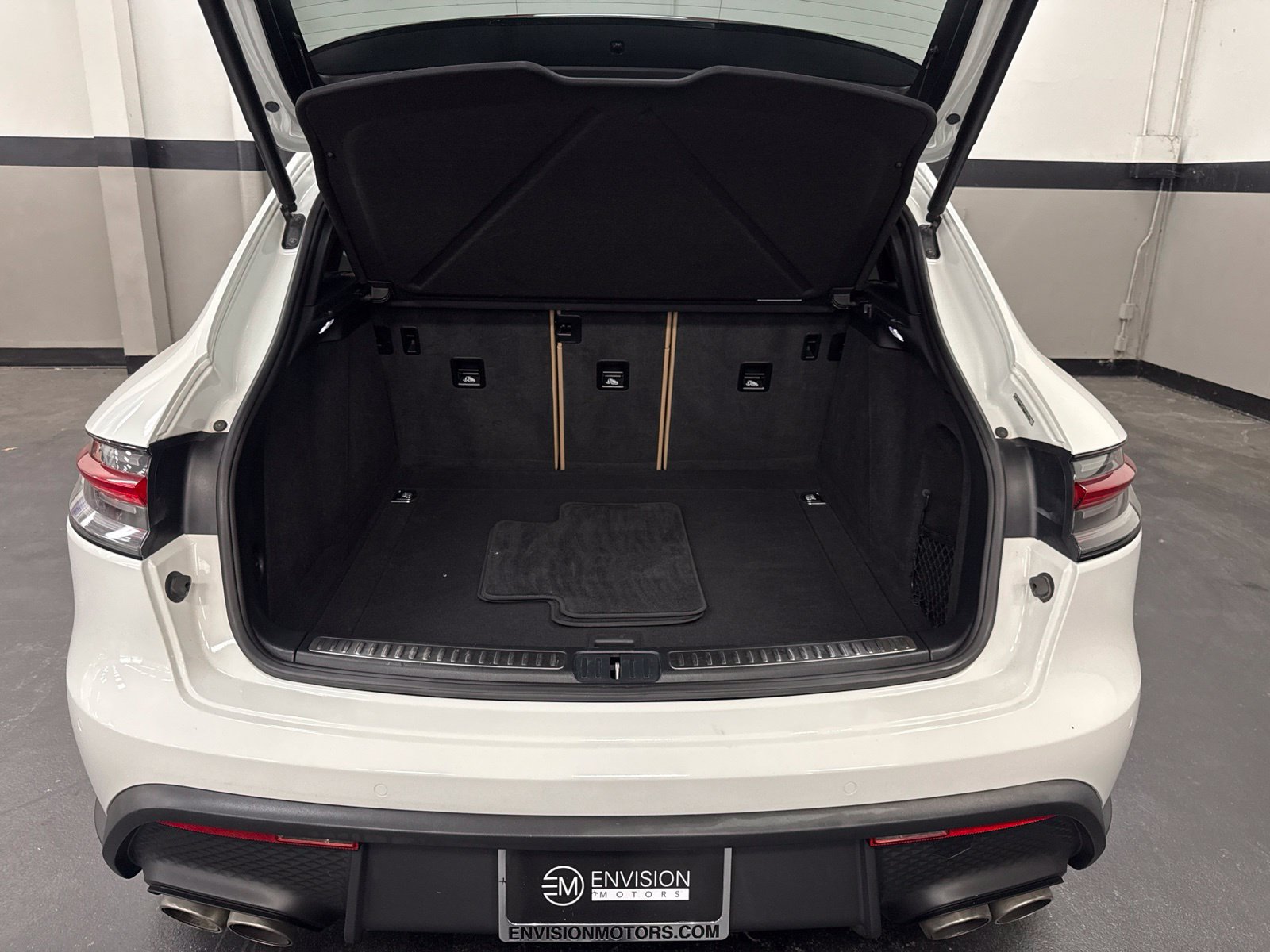 Used 2023 Porsche Macan S AWD/4WD image 13