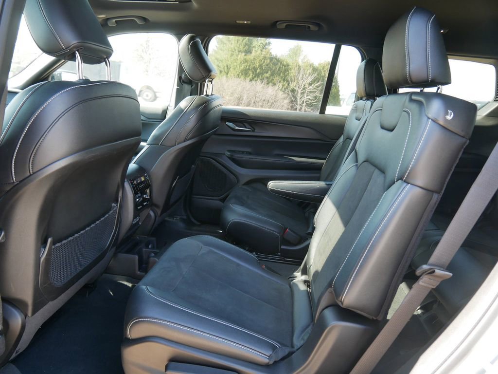Used 2024 Jeep Grand Cherokee L Altitude AWD/4WD image 10