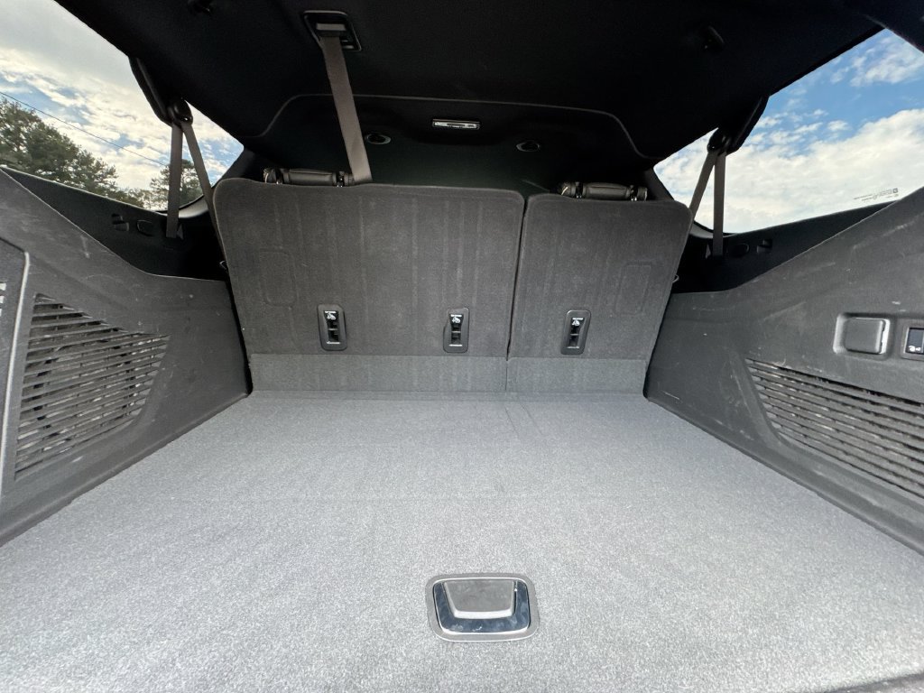 Used 2025 Chevrolet Suburban Premier RWD image 35