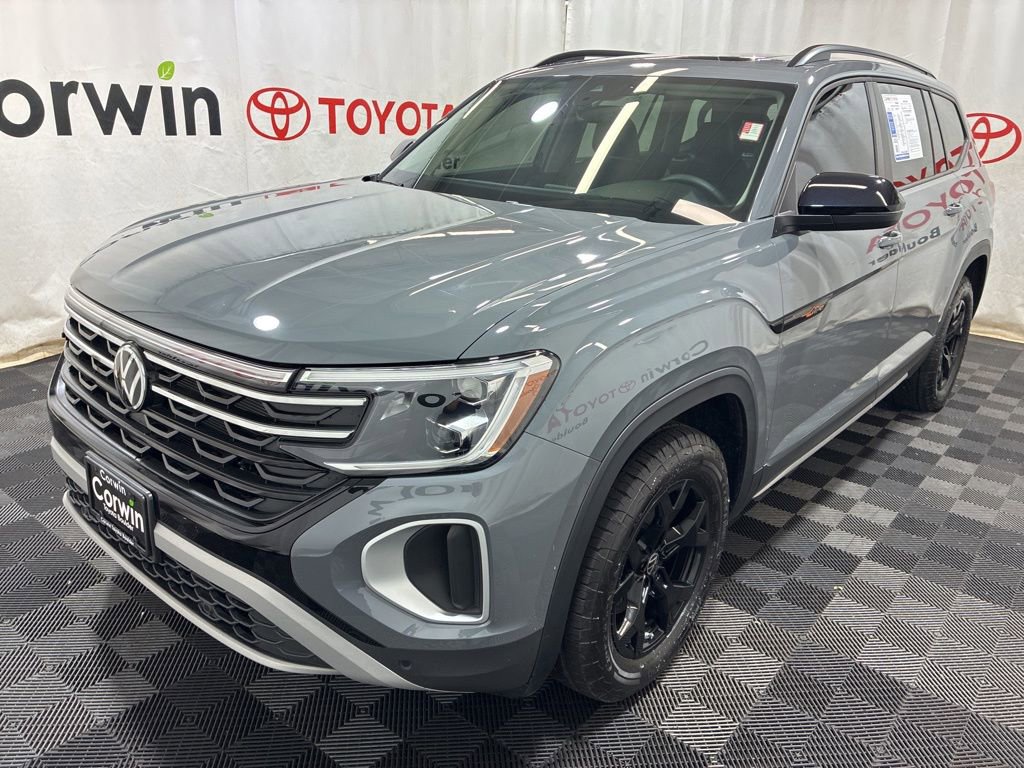 Used 2025 Volkswagen Atlas Peak Edition SE AWD/4WD image 3