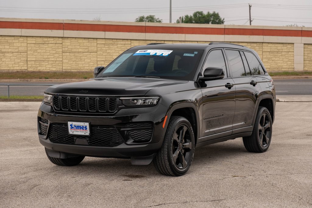Used 2023 Jeep Grand Cherokee Altitude image 3