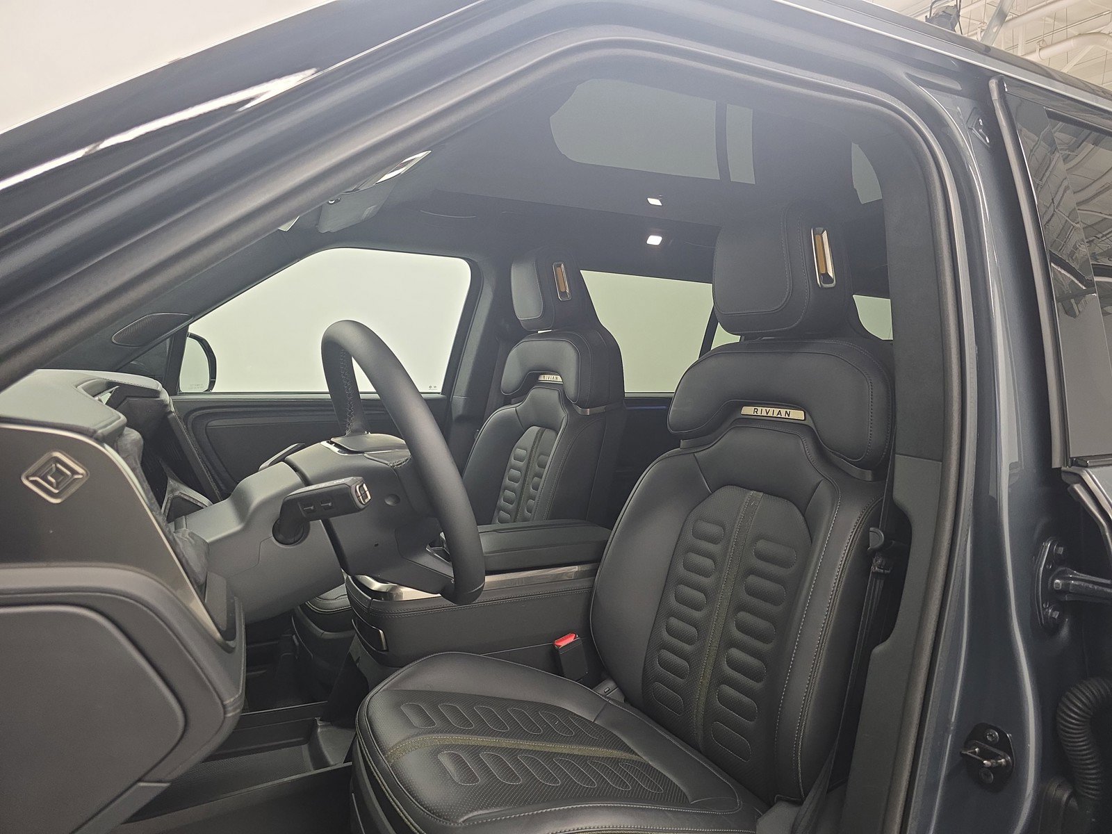 Used 2023 Rivian R1S Adventure AWD/4WD image 20