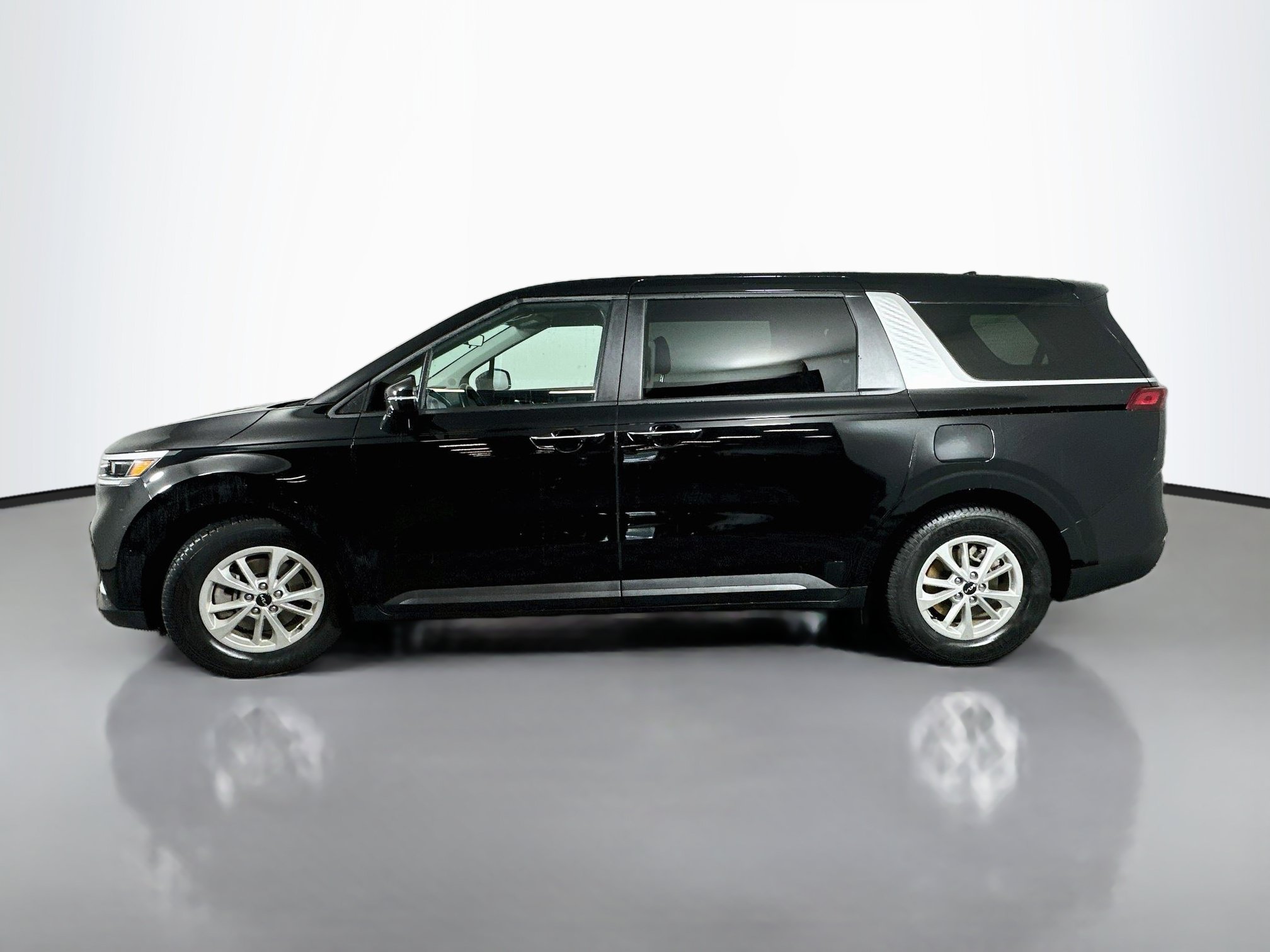 Certified 2024 Kia Carnival LX FWD image 4