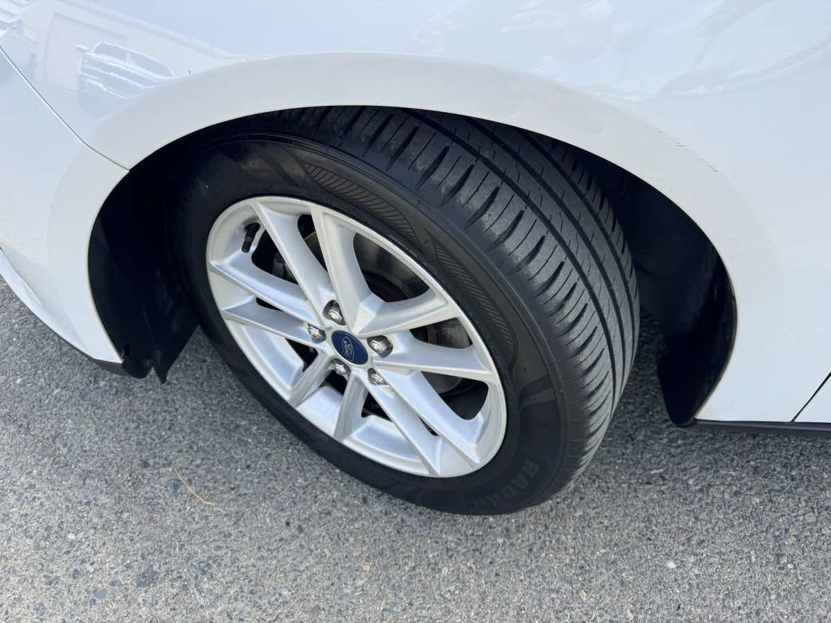 Used 2015 Ford Focus SE FWD image 37
