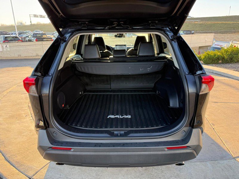 Used 2021 Toyota RAV4 XLE Premium image 9