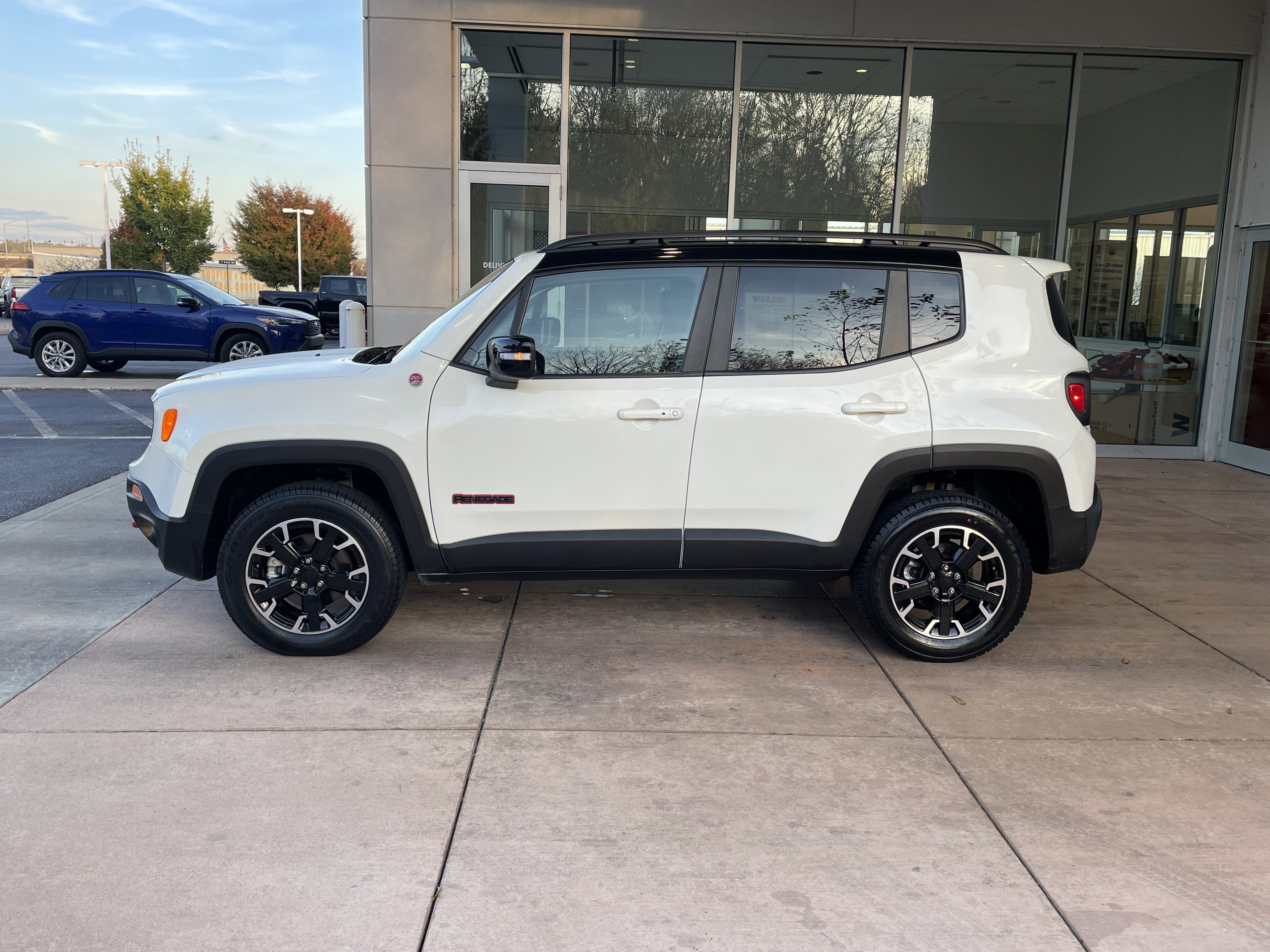 Used 2023 Jeep Renegade Trailhawk image 19