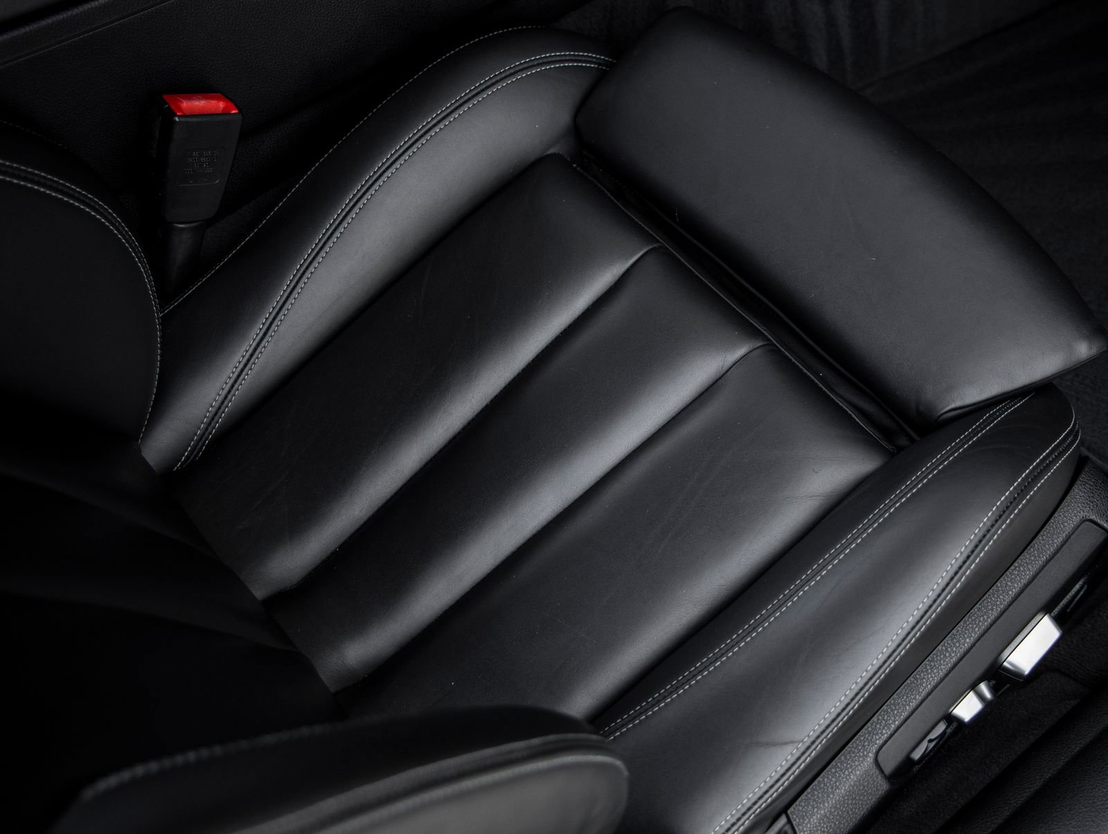 Used 2020 BMW M4 Convertible image 32