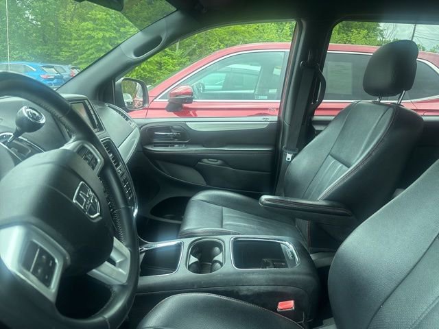 Used 2016 Dodge Grand Caravan R/T FWD image 3