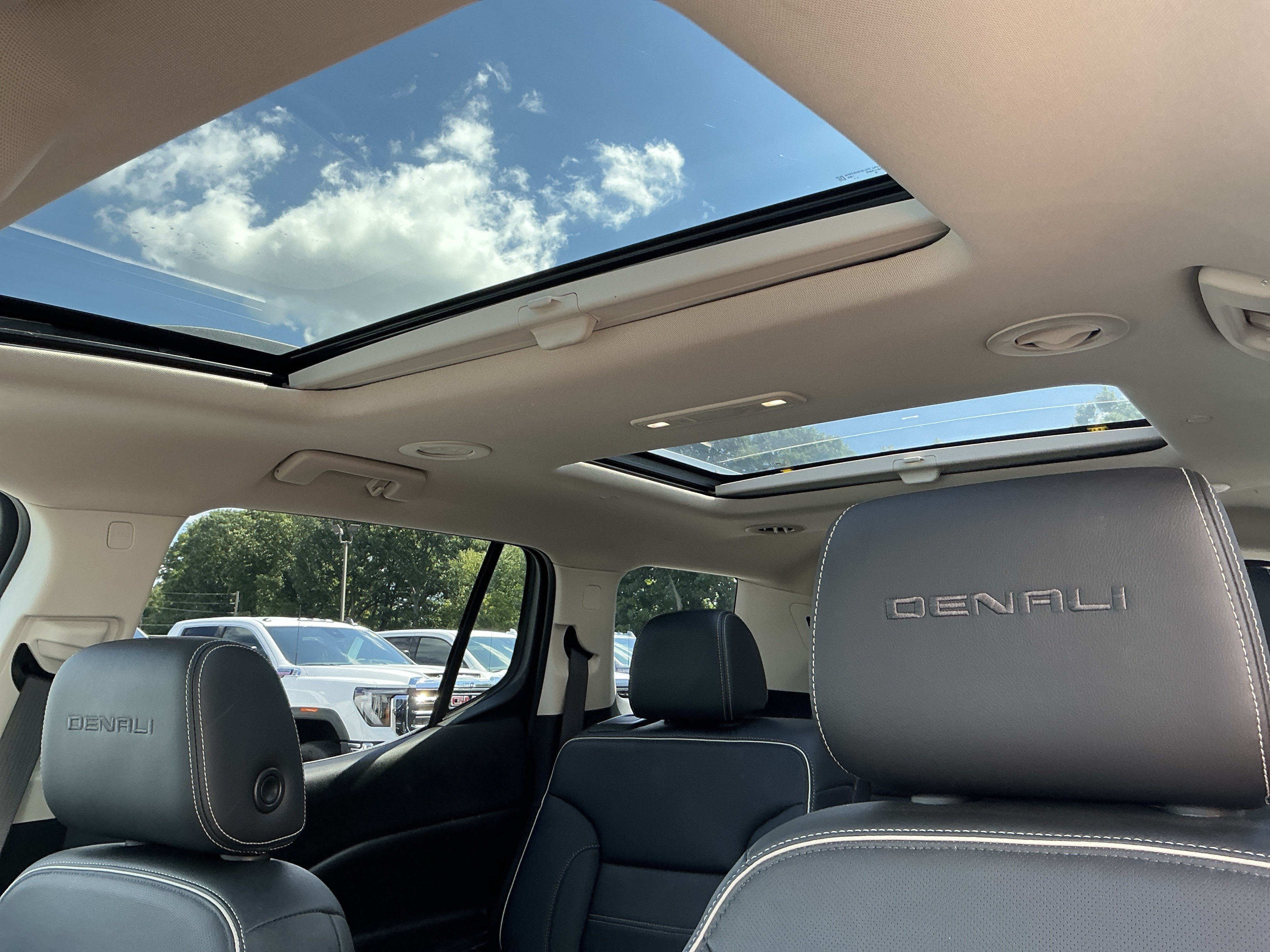 Used 2021 GMC Acadia Denali w/ Denali Ultimate Package AWD/4WD image 12