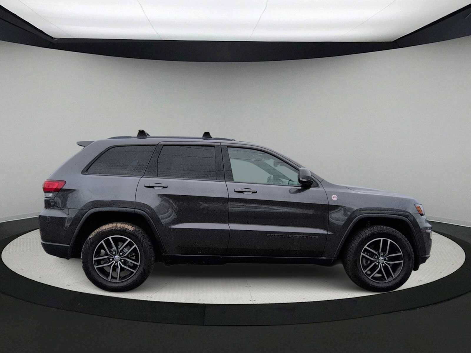 Used 2017 Jeep Grand Cherokee Trailhawk AWD/4WD image 9