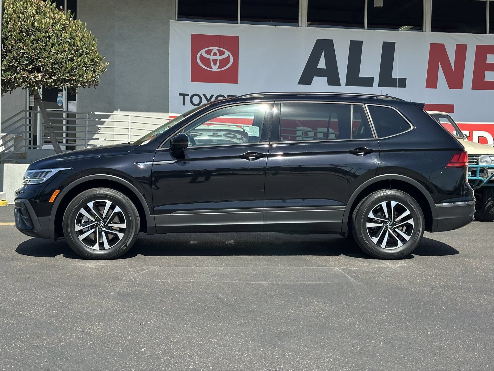 Used 2023 Volkswagen Tiguan S w/ Driver Assistance Package FWD image 2