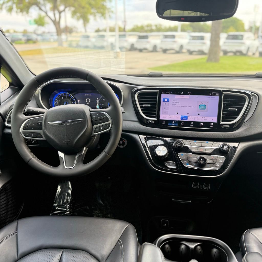 Used 2025 Chrysler Pacifica Select image 10
