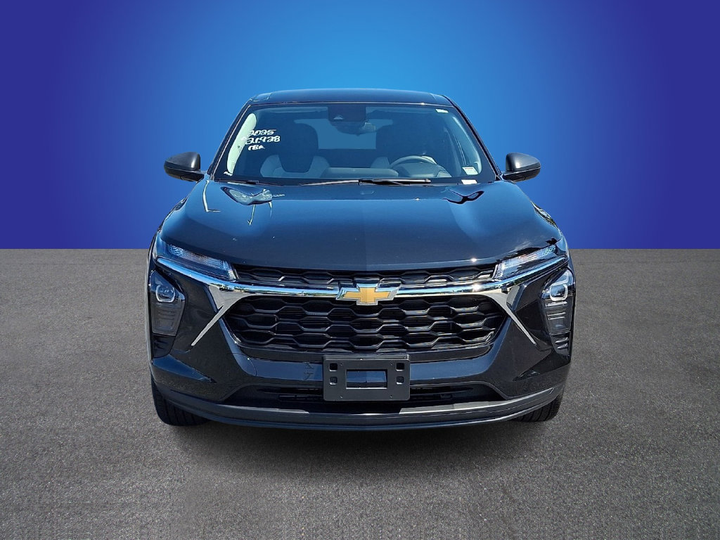 Used 2025 Chevrolet Trax LS FWD image 2