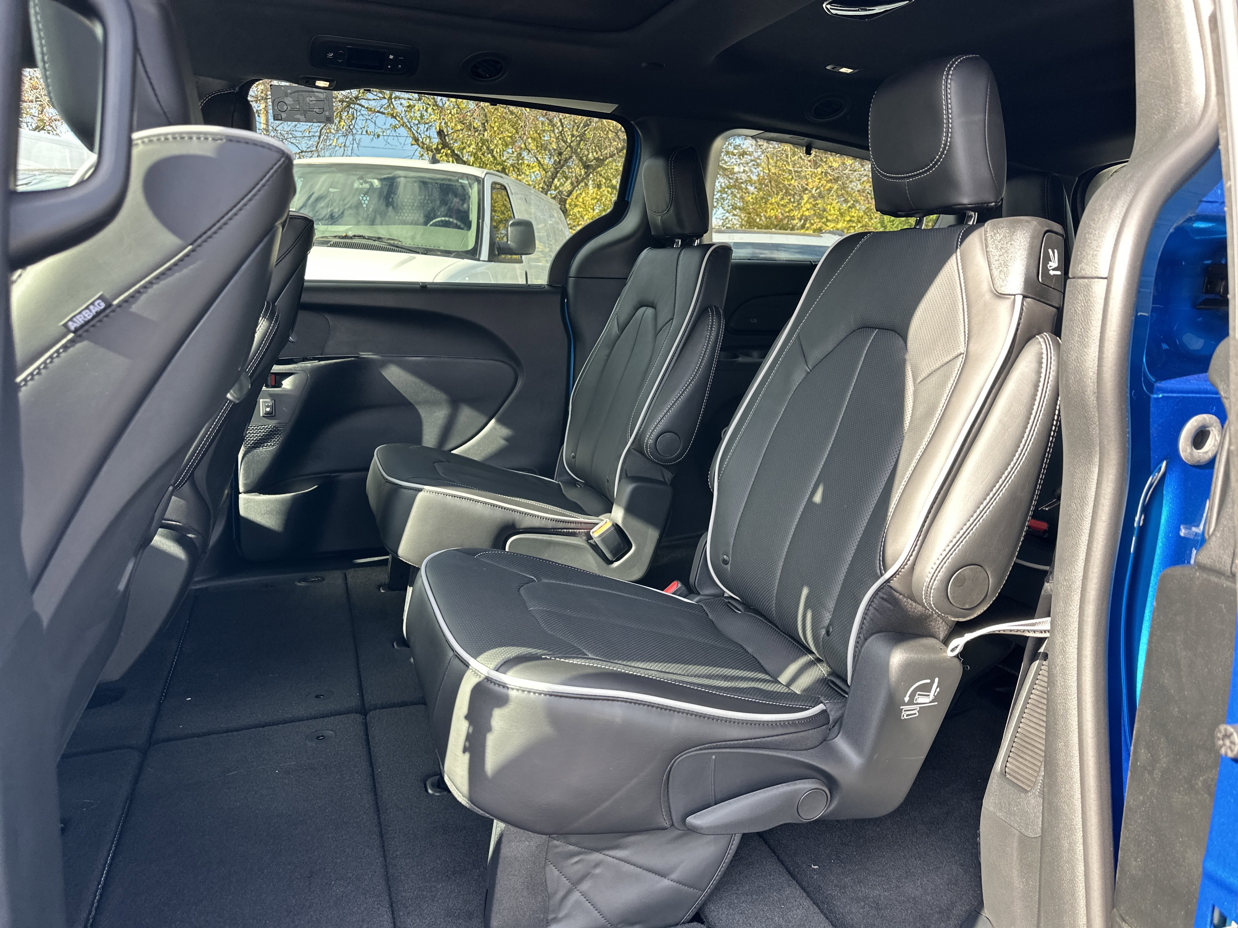 New 2026 Chrysler Pacifica Limited w/ Uconnect Theater Family Group image 31