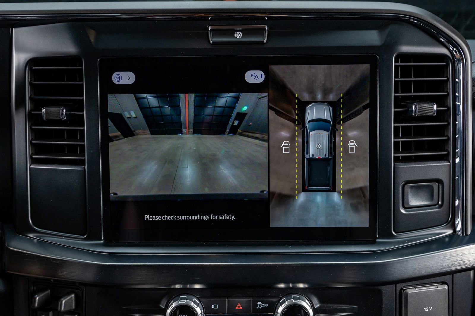 Used 2025 Ford F350 Lariat w/ Black Appearance Package image 26