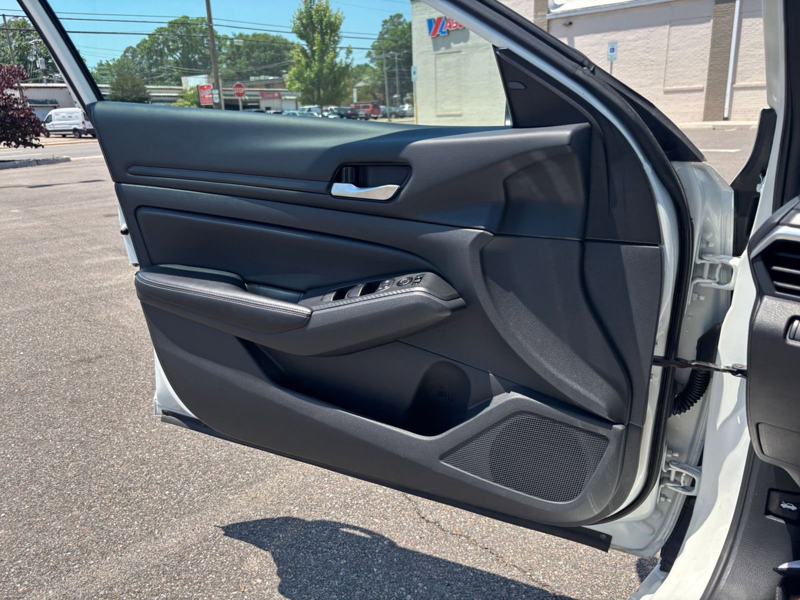 Used 2025 Nissan Altima 2.5 SV FWD image 18