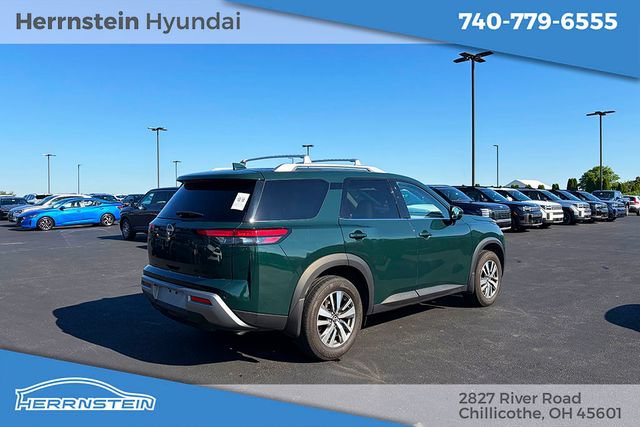 Used 2024 Nissan Pathfinder SL w/ Black Appearance Package AWD/4WD image 32