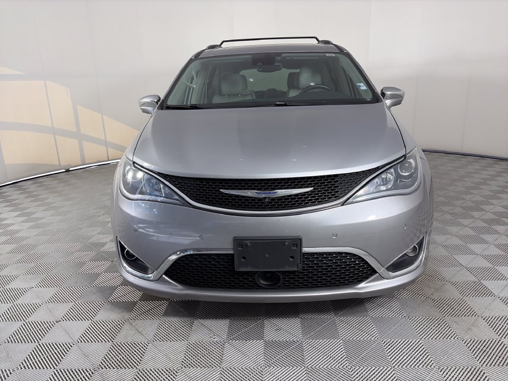 Used 2017 Chrysler Pacifica Limited w/ Advanced Safetytec Group FWD image 2