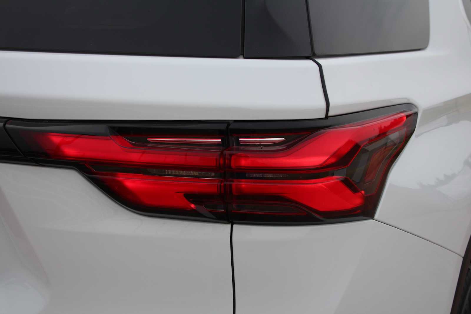 Used 2023 Chevrolet Traverse LT FWD image 13