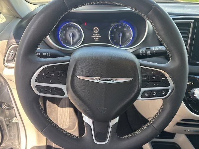 Used 2024 Chrysler Pacifica Touring-L FWD image 16