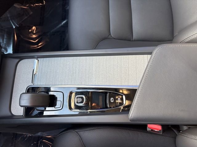 Used 2025 Volvo XC60 B5 Plus AWD/4WD image 22