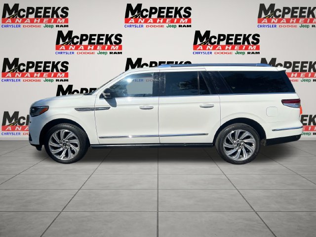 Used 2022 Lincoln Navigator L Reserve AWD/4WD image 2