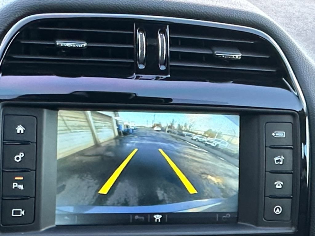 Used 2018 Jaguar XE Premium image 18