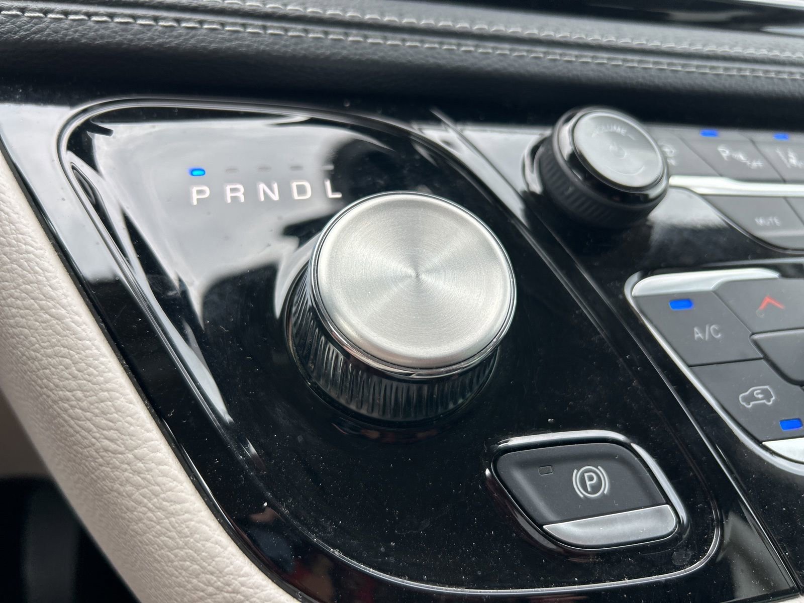 Certified 2023 Chrysler Pacifica Touring-L AWD/4WD image 18