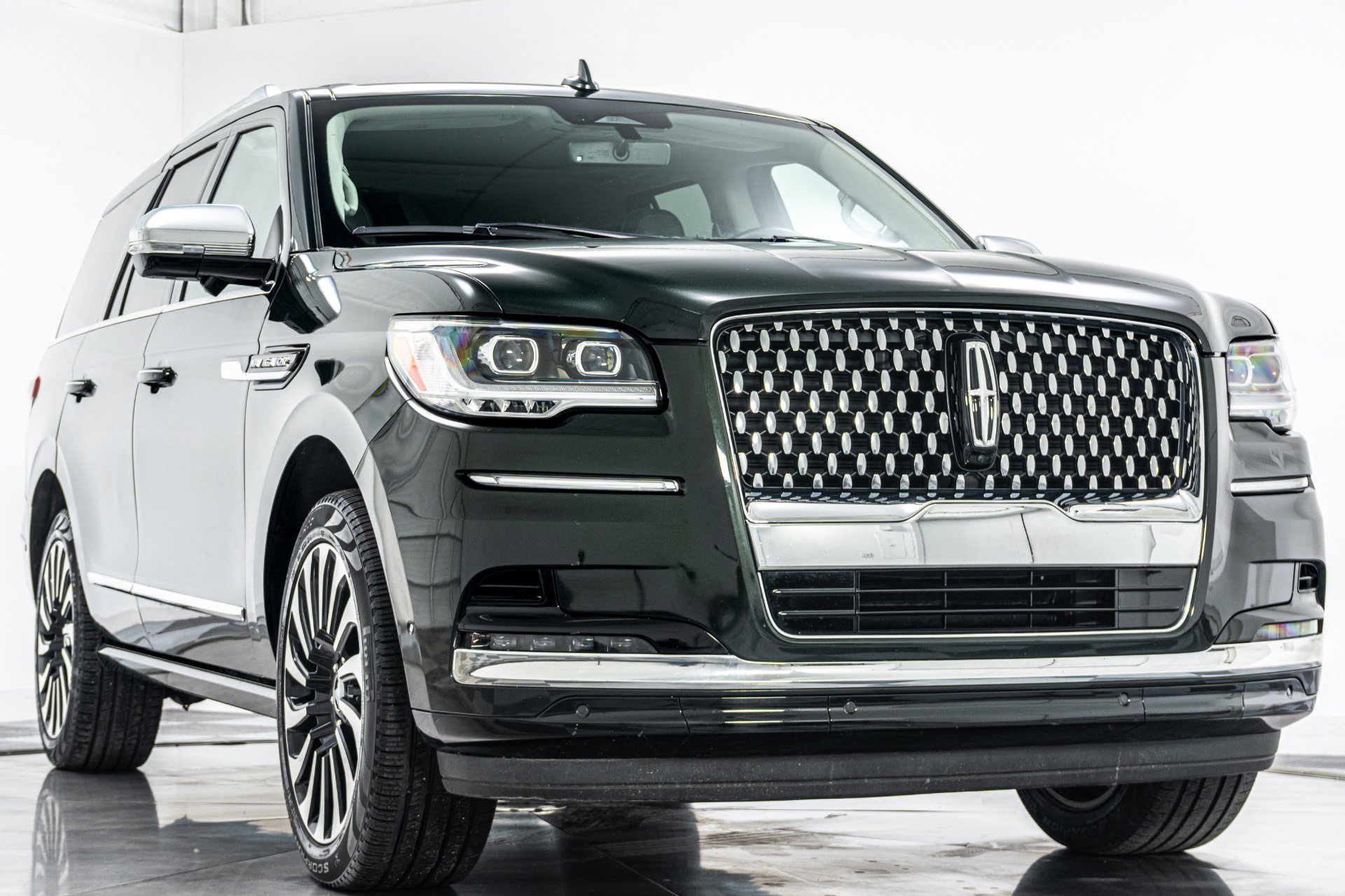 Used 2022 Lincoln Navigator Black Label image 3