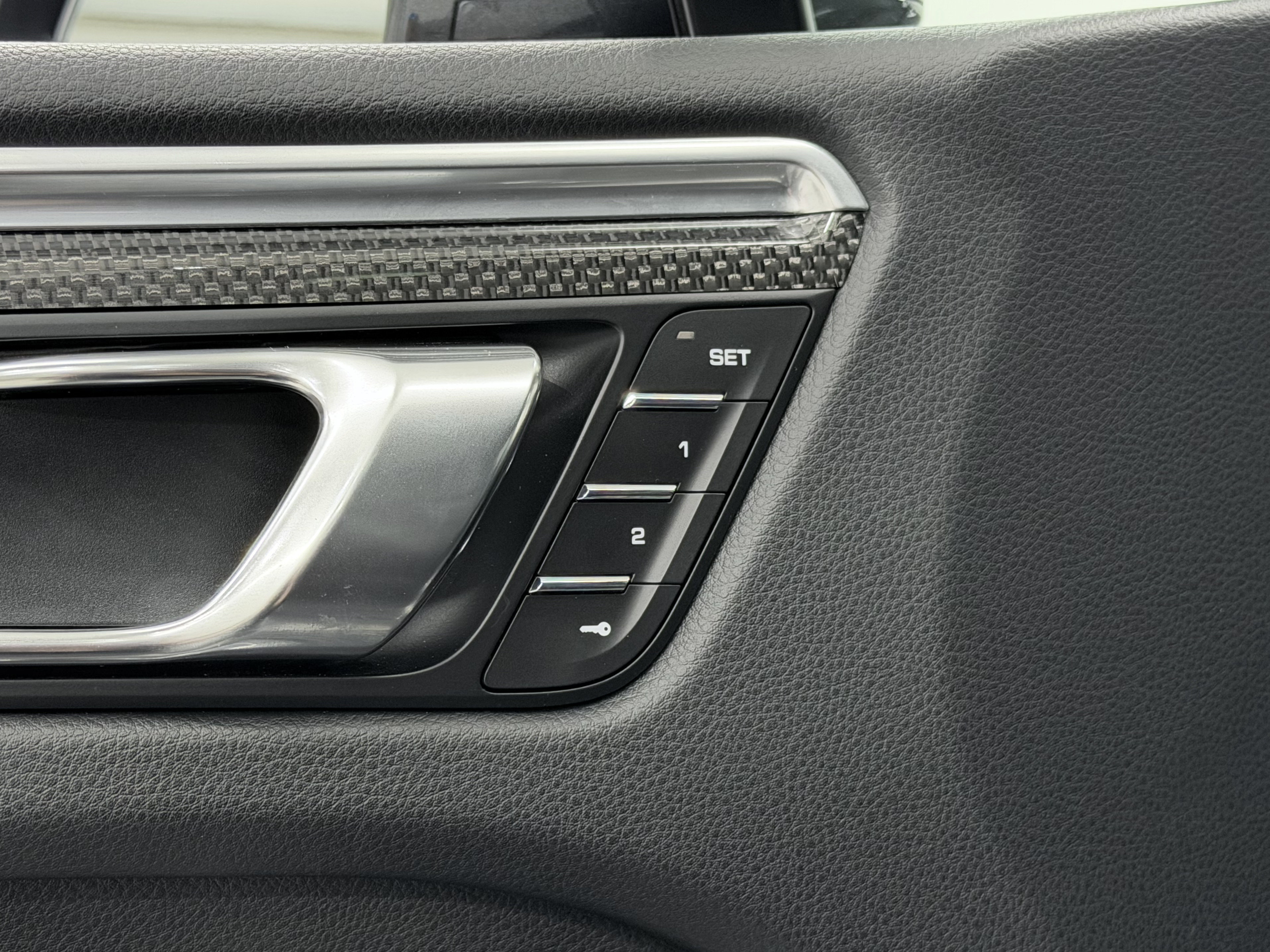 Certified 2022 Porsche Macan S AWD/4WD image 30