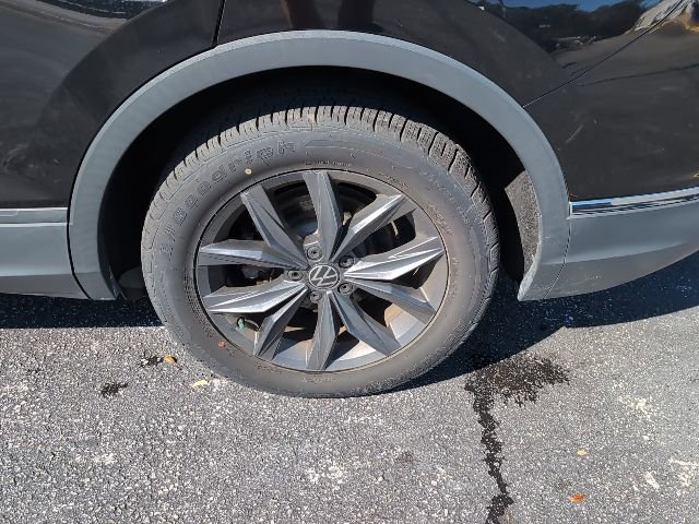 Used 2022 Volkswagen Tiguan SE w/ Panoramic Sunroof Package image 7