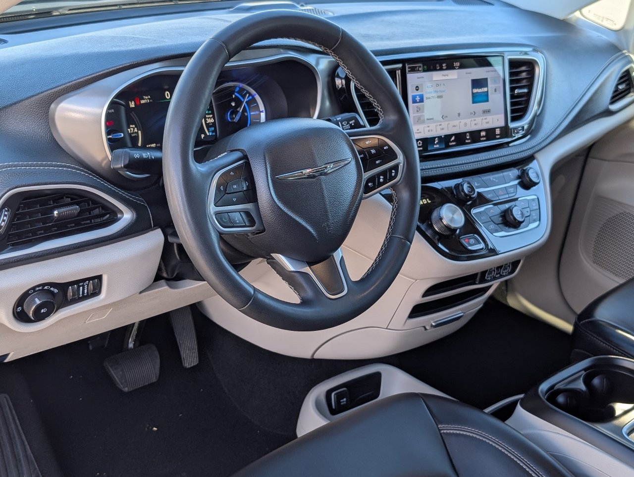 Used 2023 Chrysler Pacifica Touring-L image 15